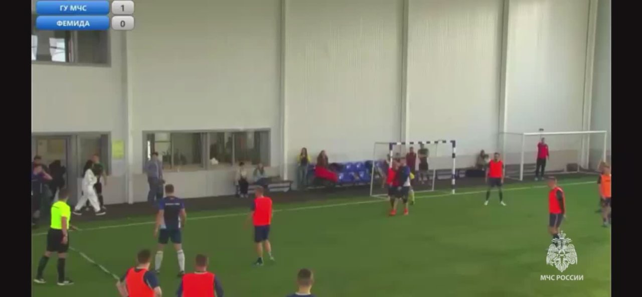 #МЧСзаЗОЖ. Голы и победа! На базе Центра игровых видов спорта в Туле состоялись матчи 1/4 и 1/2 раунда плей-офф соревнований по мини-футболу регионального спортивного проекта "Битва Клубов"