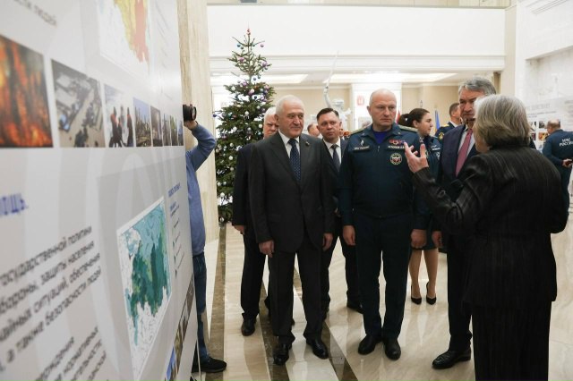 В Совете Федерации организована выставка к 35-летию МЧС России В Совете Федерации организована выставка к 35-летию МЧС России