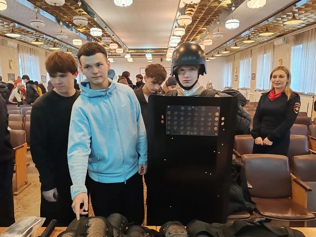 Сегодня в новомосковском ОМВД прошел День открытых дверей Сегодня в новомосковском ОМВД прошел День открытых дверей