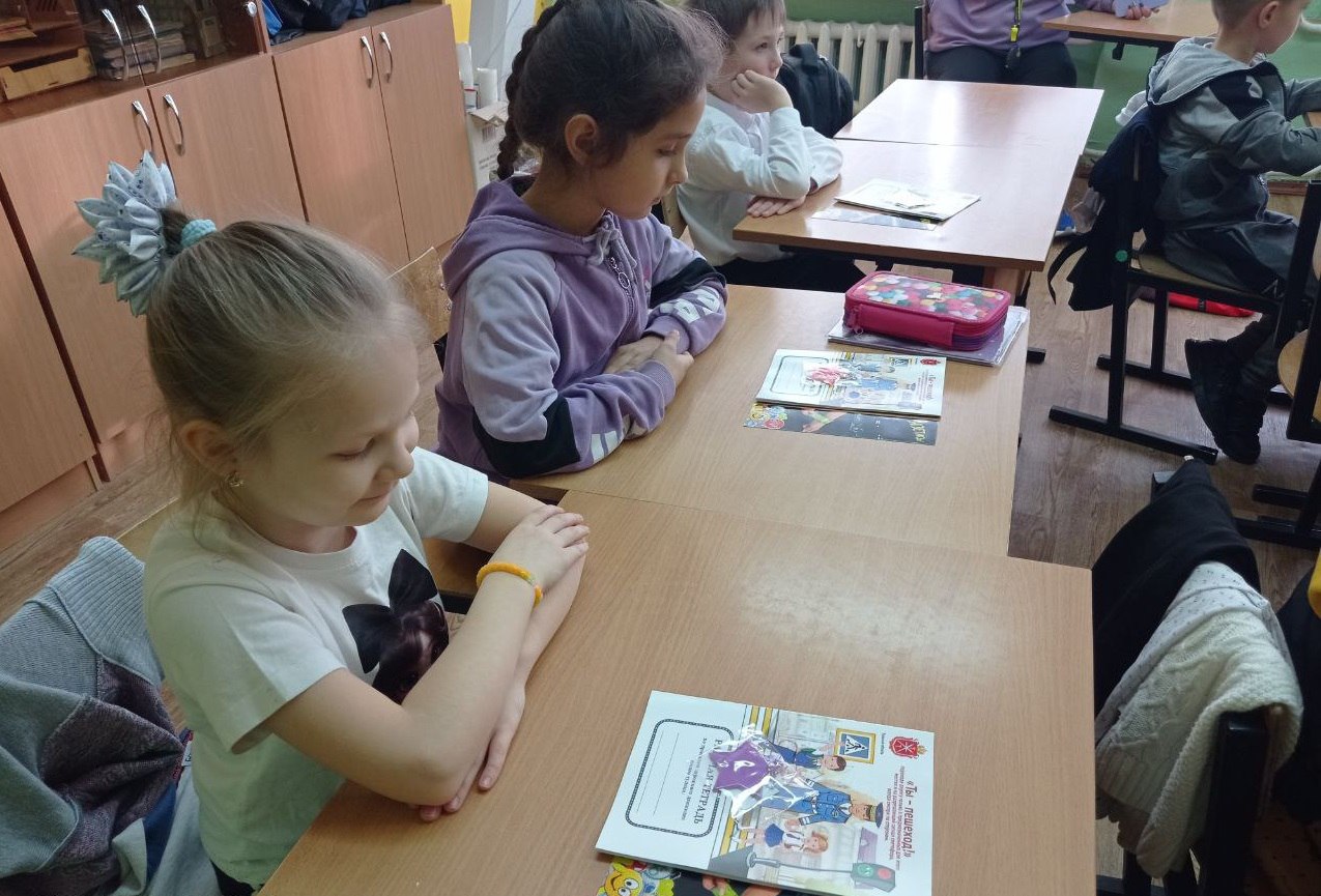 Сотрудники Госавтоинспекции Тульской области проводят с школьниками уроки безопасности перед зимними каникулами Сотрудники Госавтоинспекции Тульской области проводят с школьниками уроки безопасности перед зимними каникулами