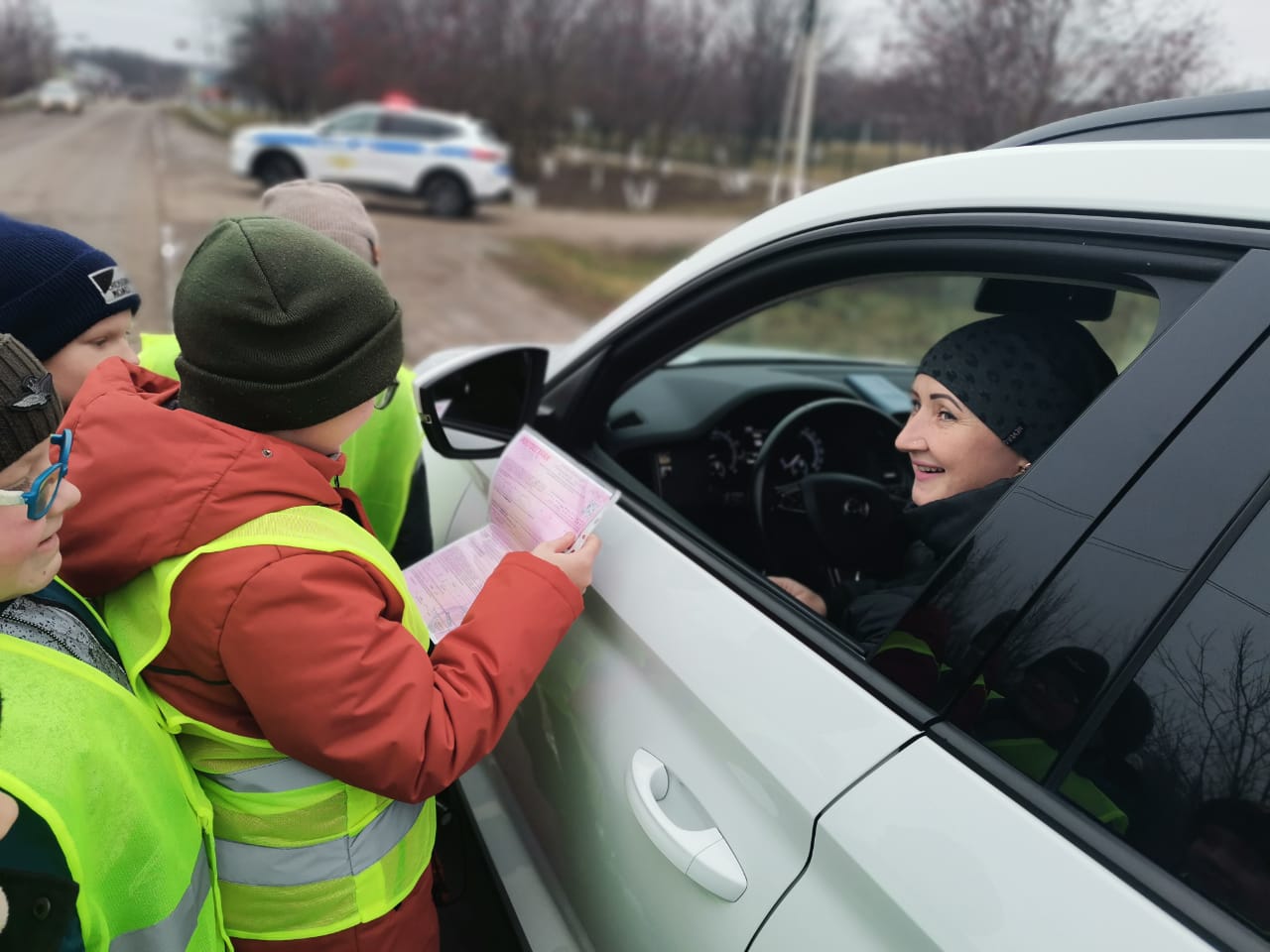 На дорогах Ефремова Тульской области ИДПС с юными помощниками напомнили водителям о соблюдении ПДД в зимний период На дорогах Ефремова Тульской области ИДПС с юными помощниками напомнили водителям о соблюдении ПДД в зимний период