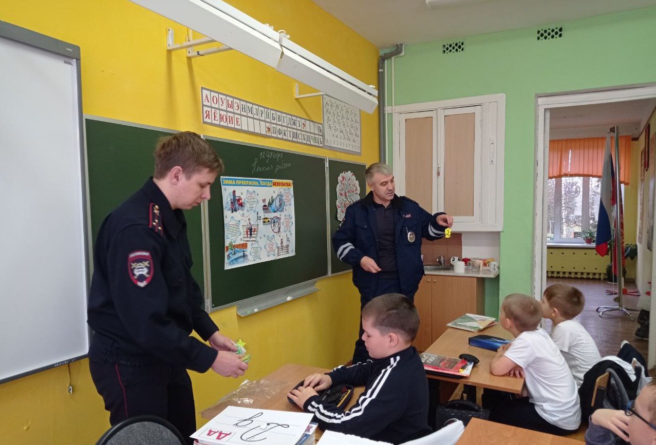 Сотрудники Госавтоинспекции Тульской области проводят с школьниками уроки безопасности перед зимними каникулами Сотрудники Госавтоинспекции Тульской области проводят с школьниками уроки безопасности перед зимними каникулами