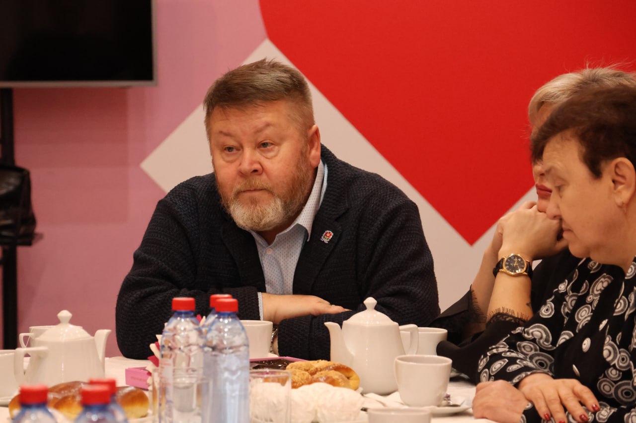 Вчера в Городском ДК состоялась дружеская встреча волонтёров СВО, представителей городской власти и регионального исполкома Общероссийского народного фронта Вчера в Городском ДК состоялась дружеская встреча волонтёров СВО, представителей городской власти и регионального исполкома Общероссийского народного фронта