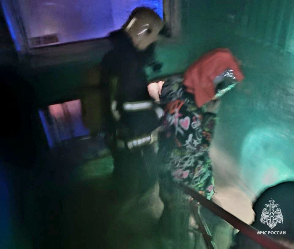 Тульские огнеборцы спасли на пожаре 12 человек Тульские огнеборцы спасли на пожаре 12 человек