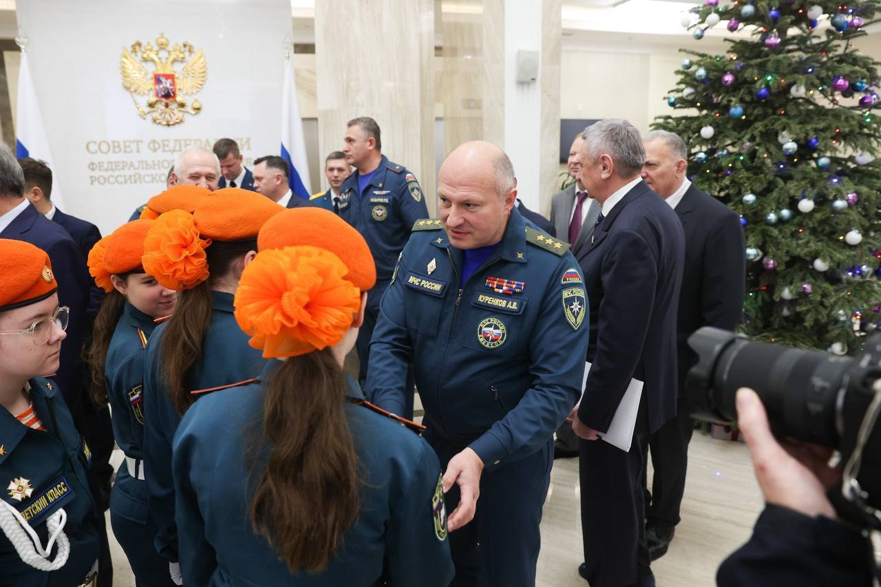 В Совете Федерации организована выставка к 35-летию МЧС России В Совете Федерации организована выставка к 35-летию МЧС России