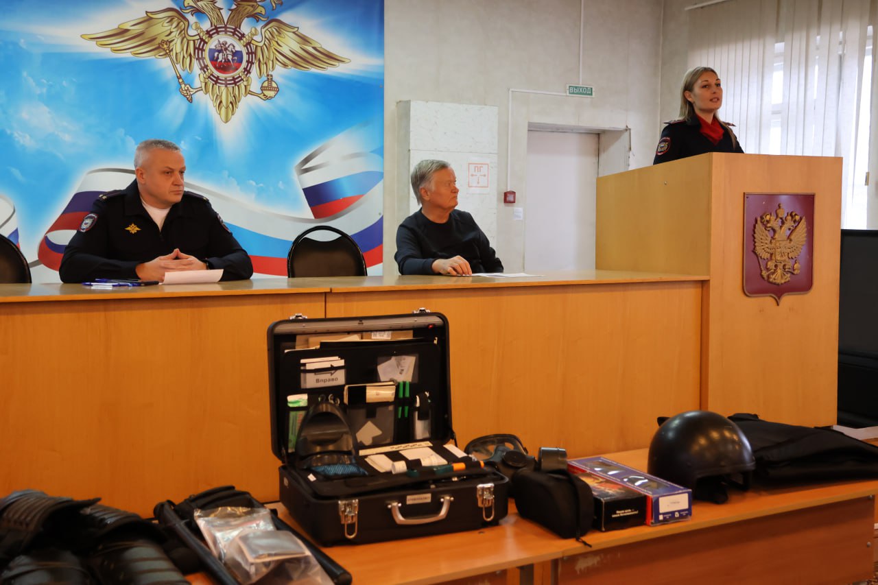 Сегодня в новомосковском ОМВД прошел День открытых дверей Сегодня в новомосковском ОМВД прошел День открытых дверей