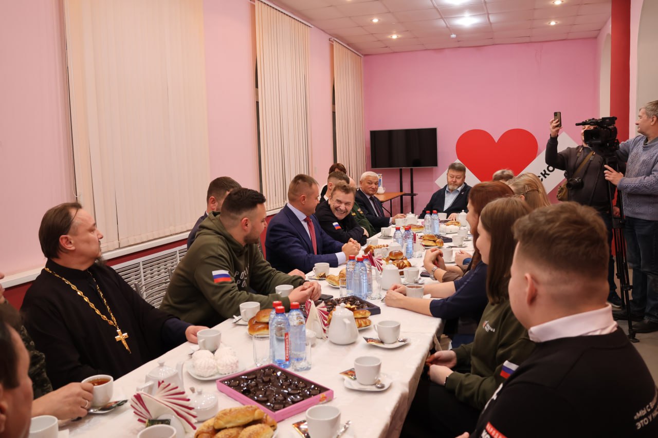 Вчера в Городском ДК состоялась дружеская встреча волонтёров СВО, представителей городской власти и регионального исполкома Общероссийского народного фронта