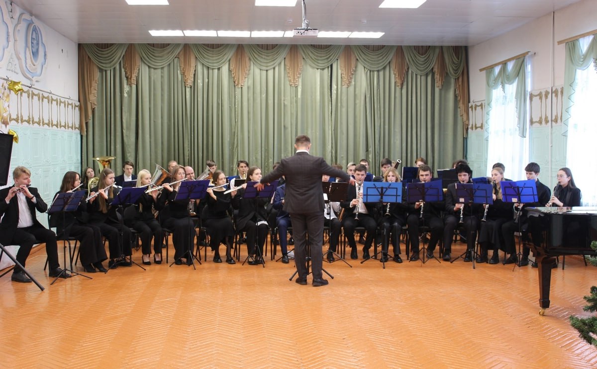 Духовой оркестр Новомосковского музыкального колледжа выступил в Детской школе искусств
