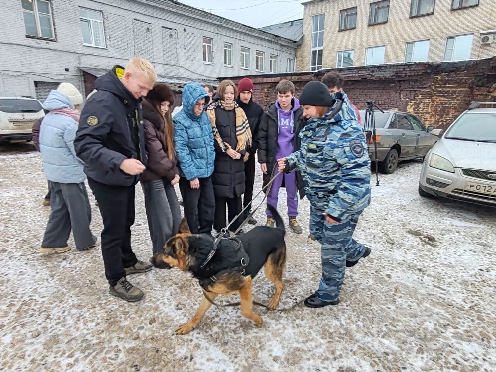 Сегодня в новомосковском ОМВД прошел День открытых дверей Сегодня в новомосковском ОМВД прошел День открытых дверей