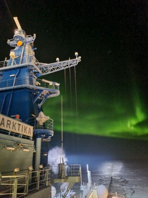 Загадочная Арктика. Горит без огня, танцует без музыки, меняет цвет без красок