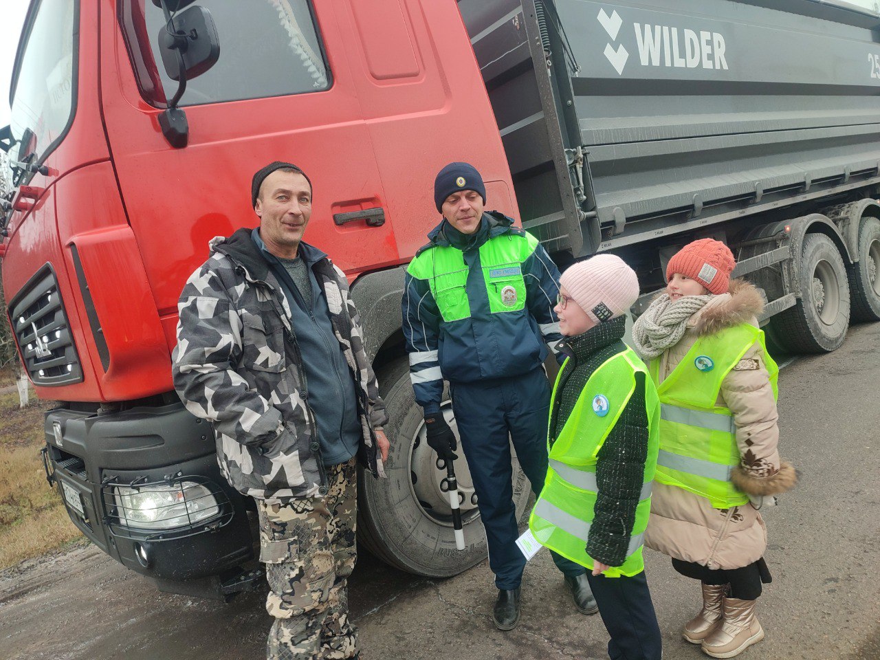 На дорогах Ефремова Тульской области ИДПС с юными помощниками напомнили водителям о соблюдении ПДД в зимний период На дорогах Ефремова Тульской области ИДПС с юными помощниками напомнили водителям о соблюдении ПДД в зимний период