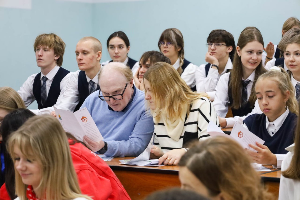 В Новомосковском лицее прошел региональный слет школьных клубов В Новомосковском лицее прошел региональный слет школьных клубов