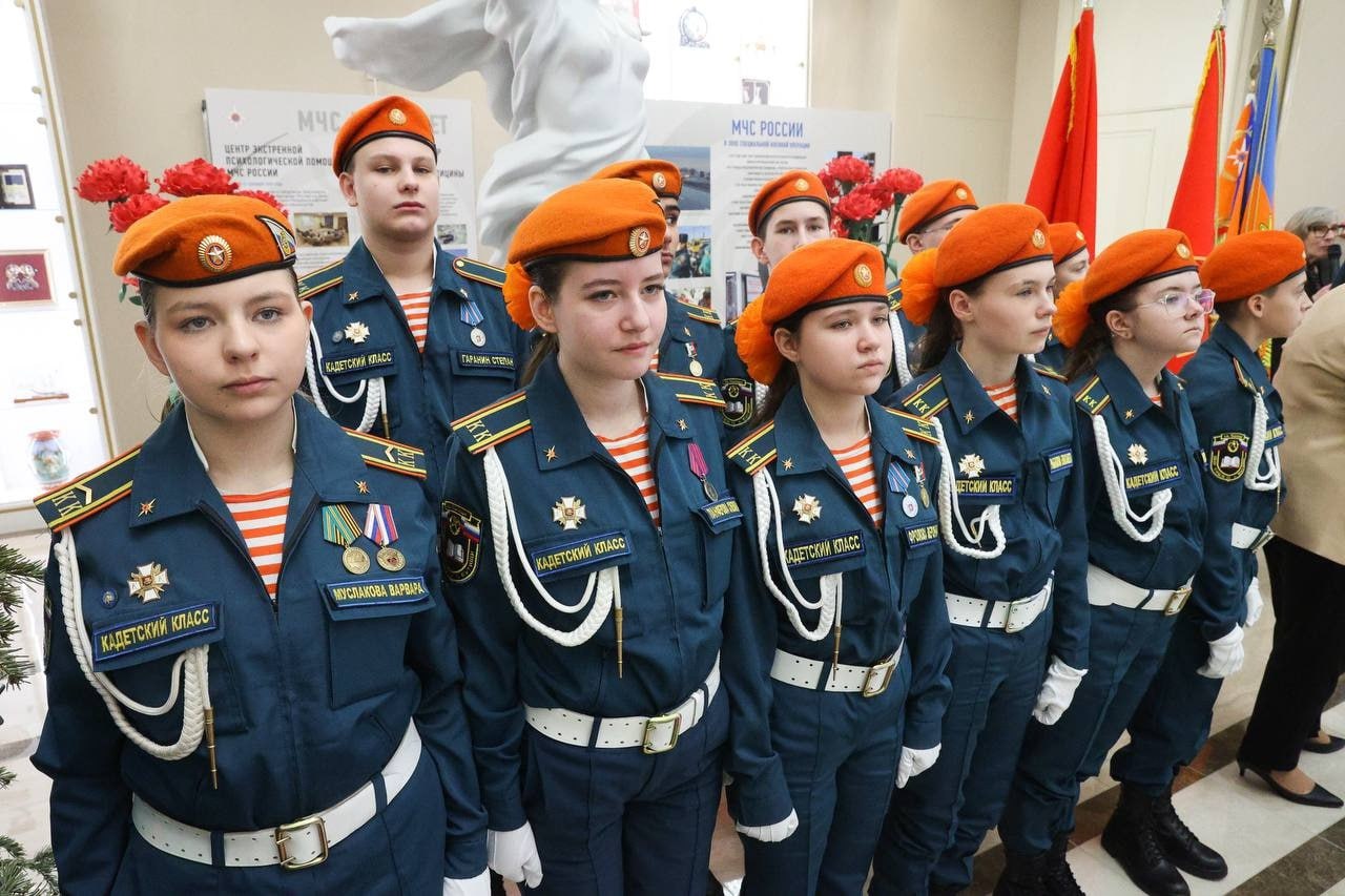 В Совете Федерации организована выставка к 35-летию МЧС России В Совете Федерации организована выставка к 35-летию МЧС России