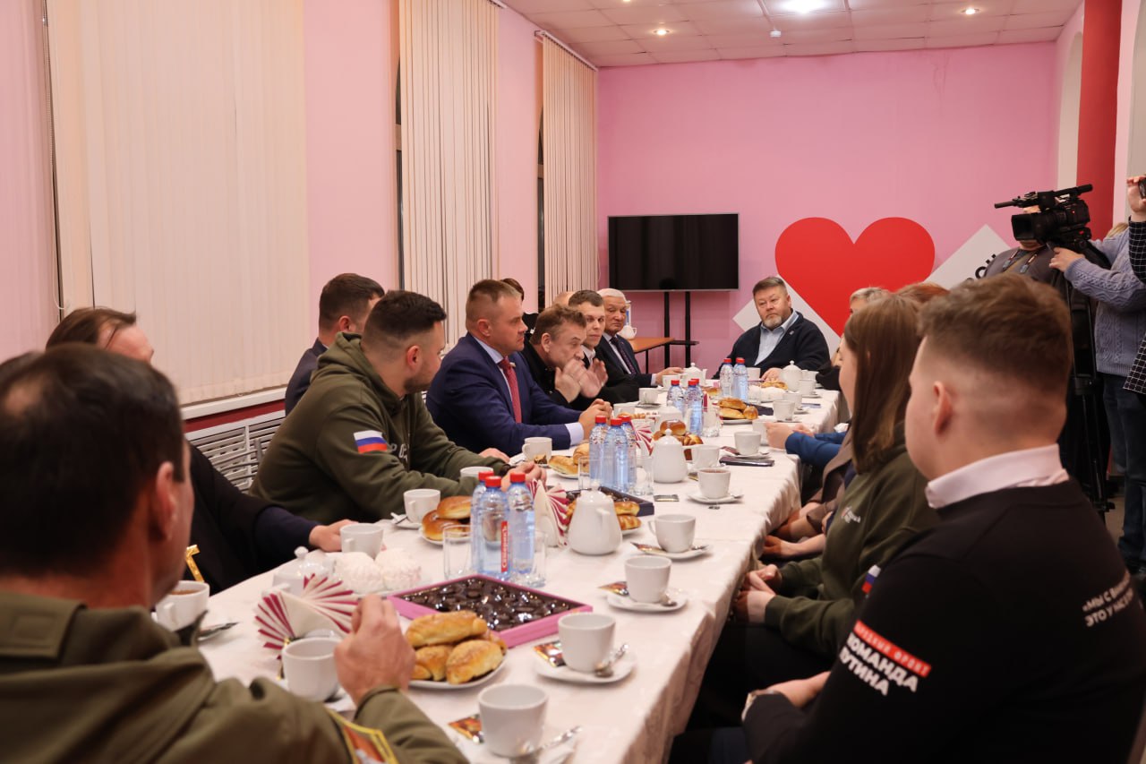 Вчера в Городском ДК состоялась дружеская встреча волонтёров СВО, представителей городской власти и регионального исполкома Общероссийского народного фронта Вчера в Городском ДК состоялась дружеская встреча волонтёров СВО, представителей городской власти и регионального исполкома Общероссийского народного фронта