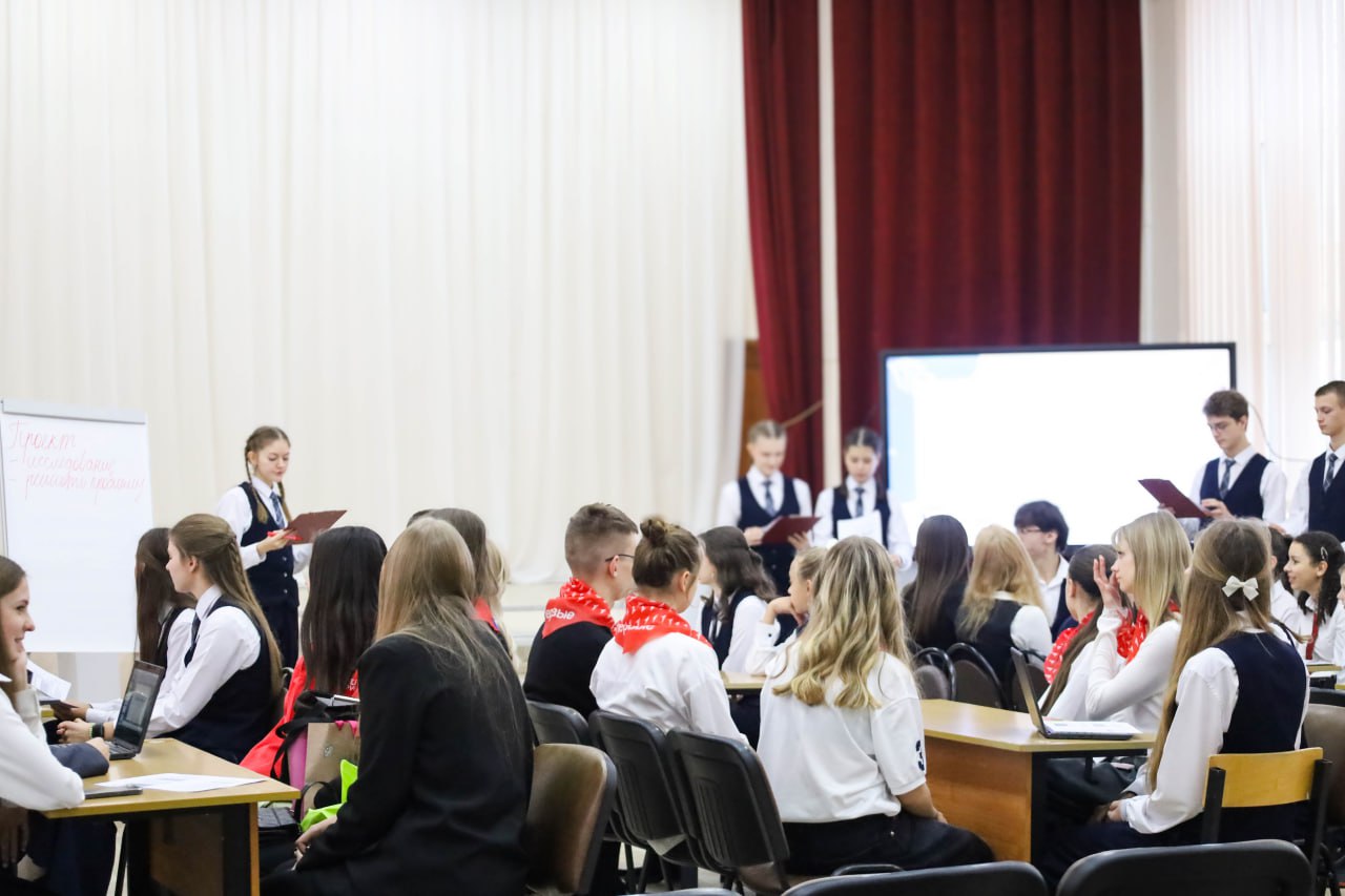 В Новомосковском лицее прошел региональный слет школьных клубов В Новомосковском лицее прошел региональный слет школьных клубов