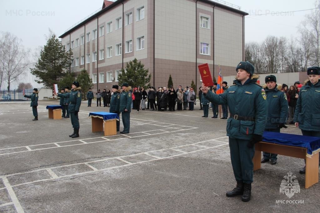 В Тульском спасательном центре МЧС России военнослужащие приняли Военную присягу В Тульском спасательном центре МЧС России военнослужащие приняли Военную присягу
