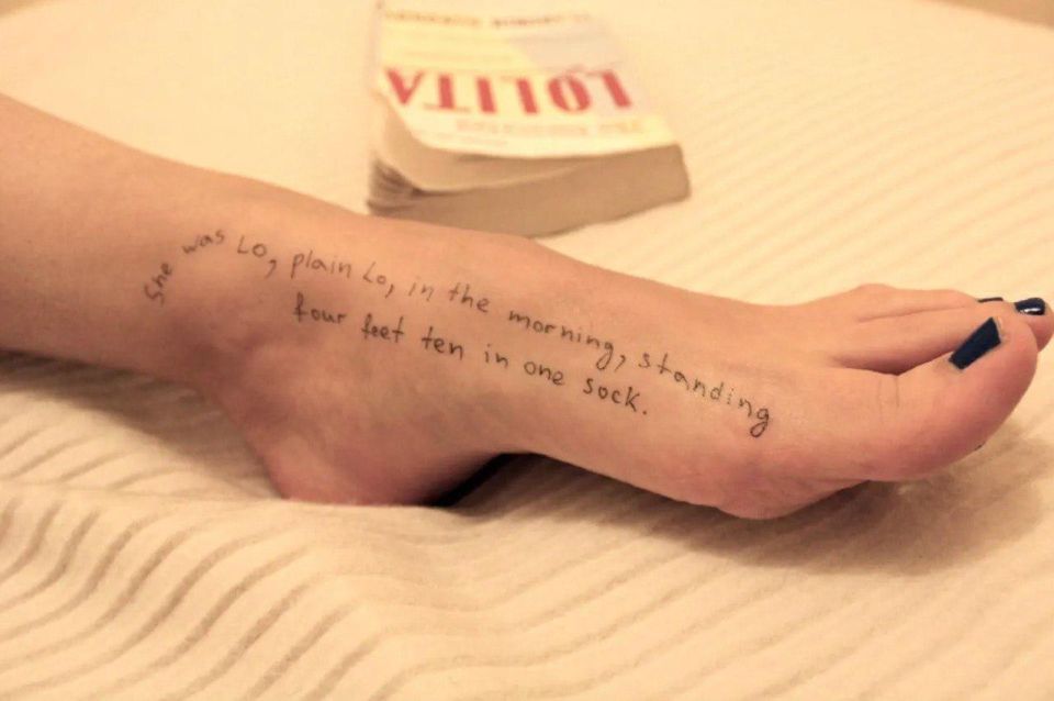 ЛО-ЛИ-ТА. Дмитрий Петровский, писатель, сценарист, публицист, автор Telegram-канала @Ivorytowers Сливы файлов Эпштейна с многочисленными фотографиями как будто скандальные, но с другой стороны — как будто и нет