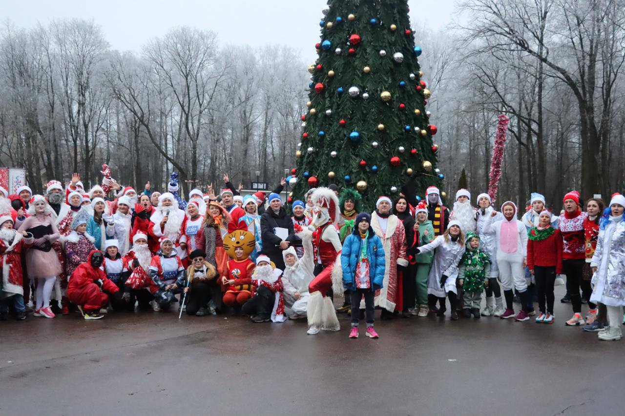 Дмитрий Миляев: #Нашасилавспорте. Любители активного образа жизни присоединились к забегу Дедов Морозов Дмитрий Миляев: #Нашасилавспорте. Любители активного образа жизни присоединились к забегу Дедов Морозов