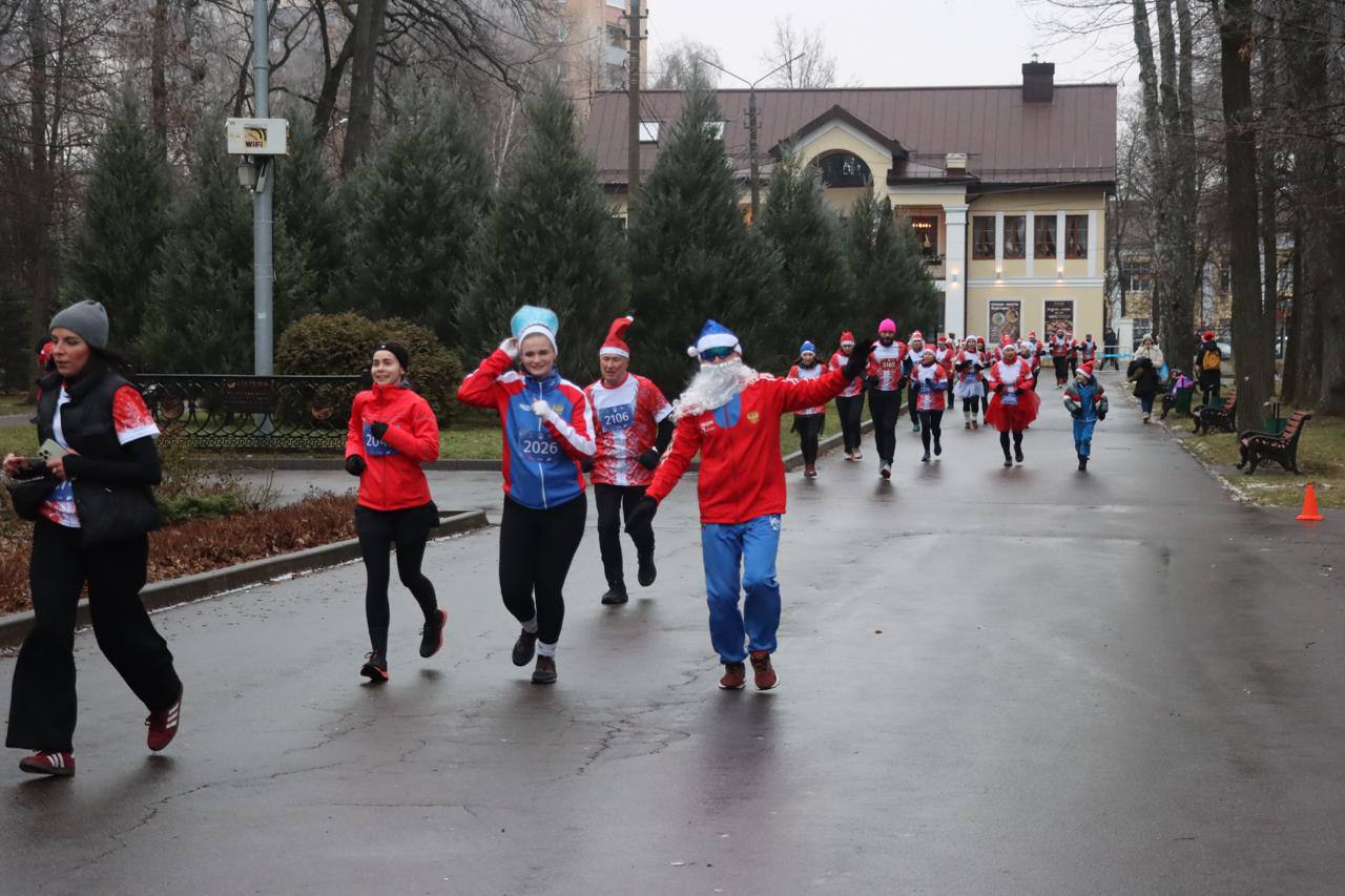 Дмитрий Миляев: #Нашасилавспорте. Любители активного образа жизни присоединились к забегу Дедов Морозов Дмитрий Миляев: #Нашасилавспорте. Любители активного образа жизни присоединились к забегу Дедов Морозов