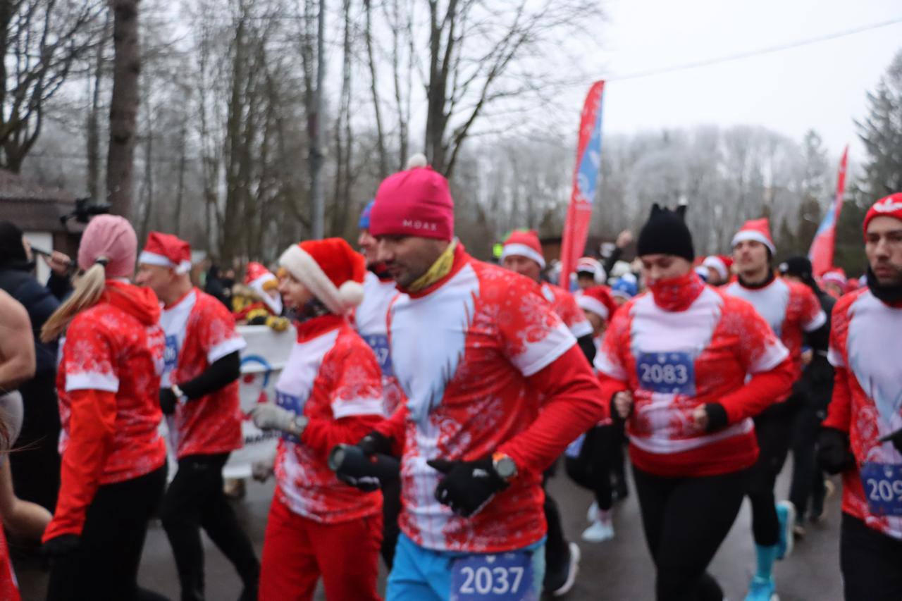 Дмитрий Миляев: #Нашасилавспорте. Любители активного образа жизни присоединились к забегу Дедов Морозов Дмитрий Миляев: #Нашасилавспорте. Любители активного образа жизни присоединились к забегу Дедов Морозов