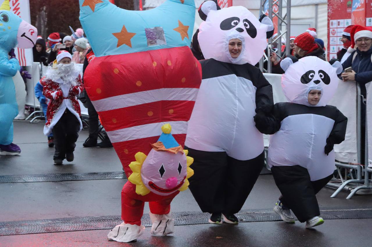 Дмитрий Миляев: #Нашасилавспорте. Любители активного образа жизни присоединились к забегу Дедов Морозов Дмитрий Миляев: #Нашасилавспорте. Любители активного образа жизни присоединились к забегу Дедов Морозов