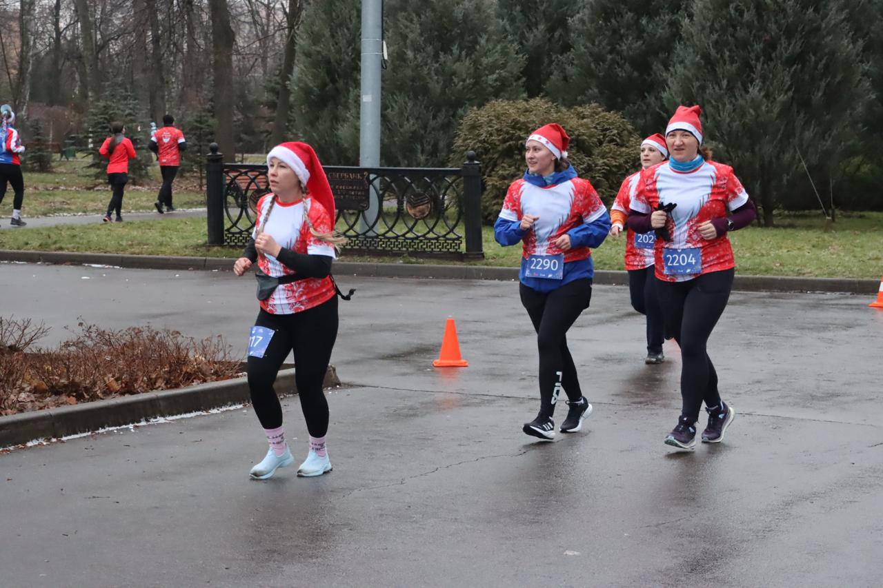 Дмитрий Миляев: #Нашасилавспорте. Любители активного образа жизни присоединились к забегу Дедов Морозов Дмитрий Миляев: #Нашасилавспорте. Любители активного образа жизни присоединились к забегу Дедов Морозов