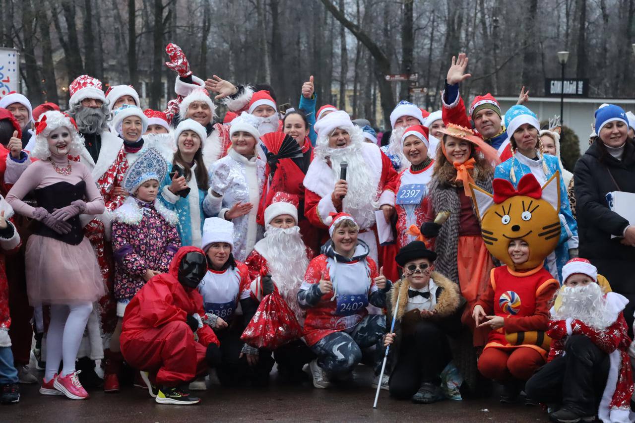 Дмитрий Миляев: #Нашасилавспорте. Любители активного образа жизни присоединились к забегу Дедов Морозов