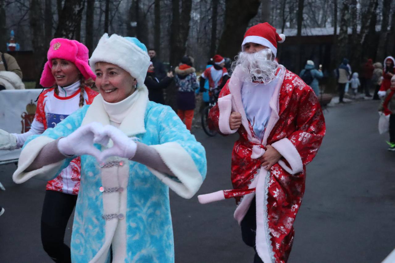 Дмитрий Миляев: #Нашасилавспорте. Любители активного образа жизни присоединились к забегу Дедов Морозов Дмитрий Миляев: #Нашасилавспорте. Любители активного образа жизни присоединились к забегу Дедов Морозов