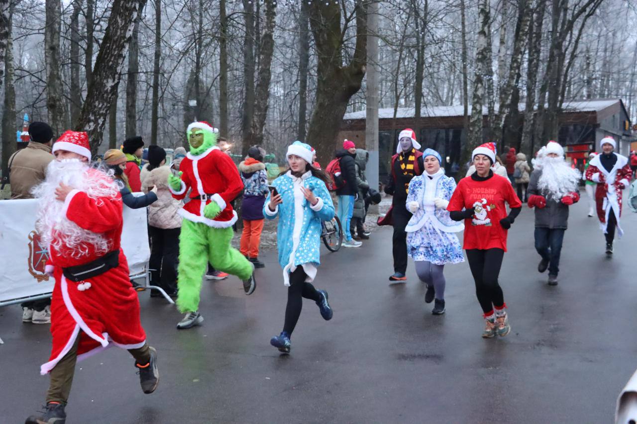 Дмитрий Миляев: #Нашасилавспорте. Любители активного образа жизни присоединились к забегу Дедов Морозов Дмитрий Миляев: #Нашасилавспорте. Любители активного образа жизни присоединились к забегу Дедов Морозов