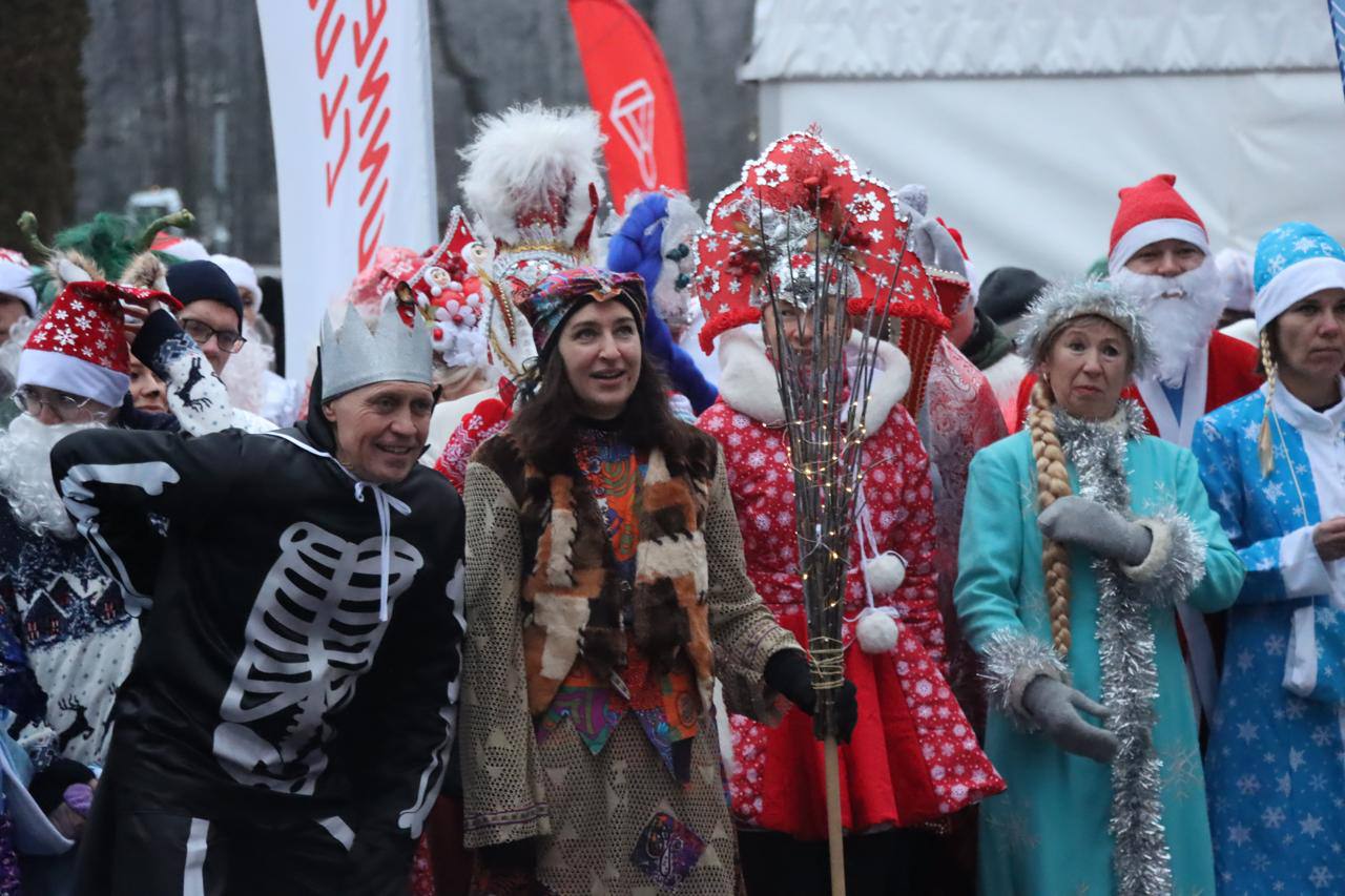 Дмитрий Миляев: #Нашасилавспорте. Любители активного образа жизни присоединились к забегу Дедов Морозов Дмитрий Миляев: #Нашасилавспорте. Любители активного образа жизни присоединились к забегу Дедов Морозов