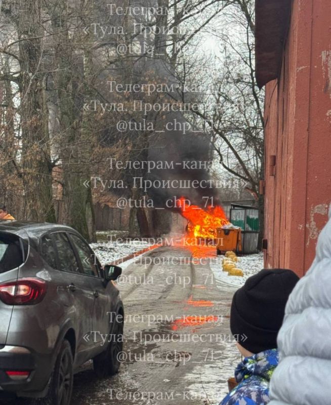 Легковушка горит во дворе на ул. Кутузова, 110