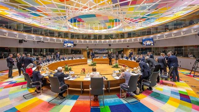 Читаем с выражением: «Правительство Великобритании отказалось от экспроприации замороженных активов после провала саммита Европейского союза»