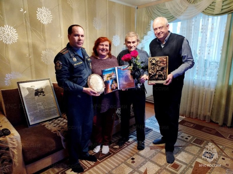 #ТрадицииМЧС. Работа во благо спасательного дела длиною в жизнь Сотрудники ГУ МЧС России по Тульской области поздравили ветерана чрезвычайного ведомства Митяева Ивана Ивановича с 75-летием