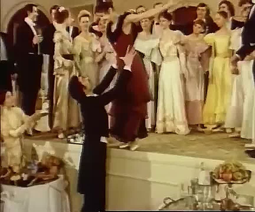 Юлия Витязева: И еще о балете.. Два моих самых любимых танца - тарантелла из «Анюты» и русский из «Лебединого озера». Оба гениально и блистательно исполняла Екатерина Максимова. Но Ульяна Лопаткина тоже хороша. Поэтому...