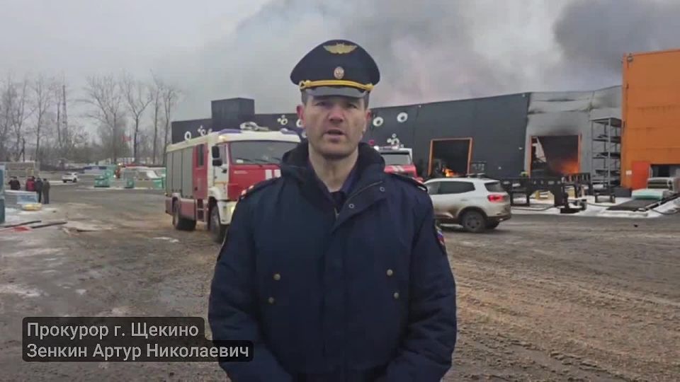 Прокурор г. Щекино координирует работу правоохранительных органов и экстренных служб, прибывших для тушения и ликвидации последствий пожара на ул. Болдина в г. Щекино