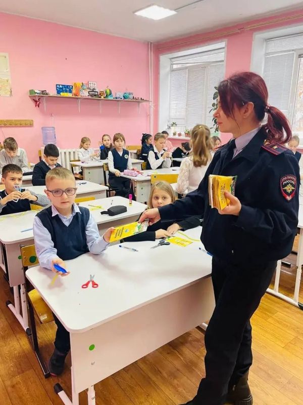 Сотрудники Госавтоинспекции города Тулы провели мастер-классы по изготовлению световозвращающих элементов для учащихся образовательных учреждений