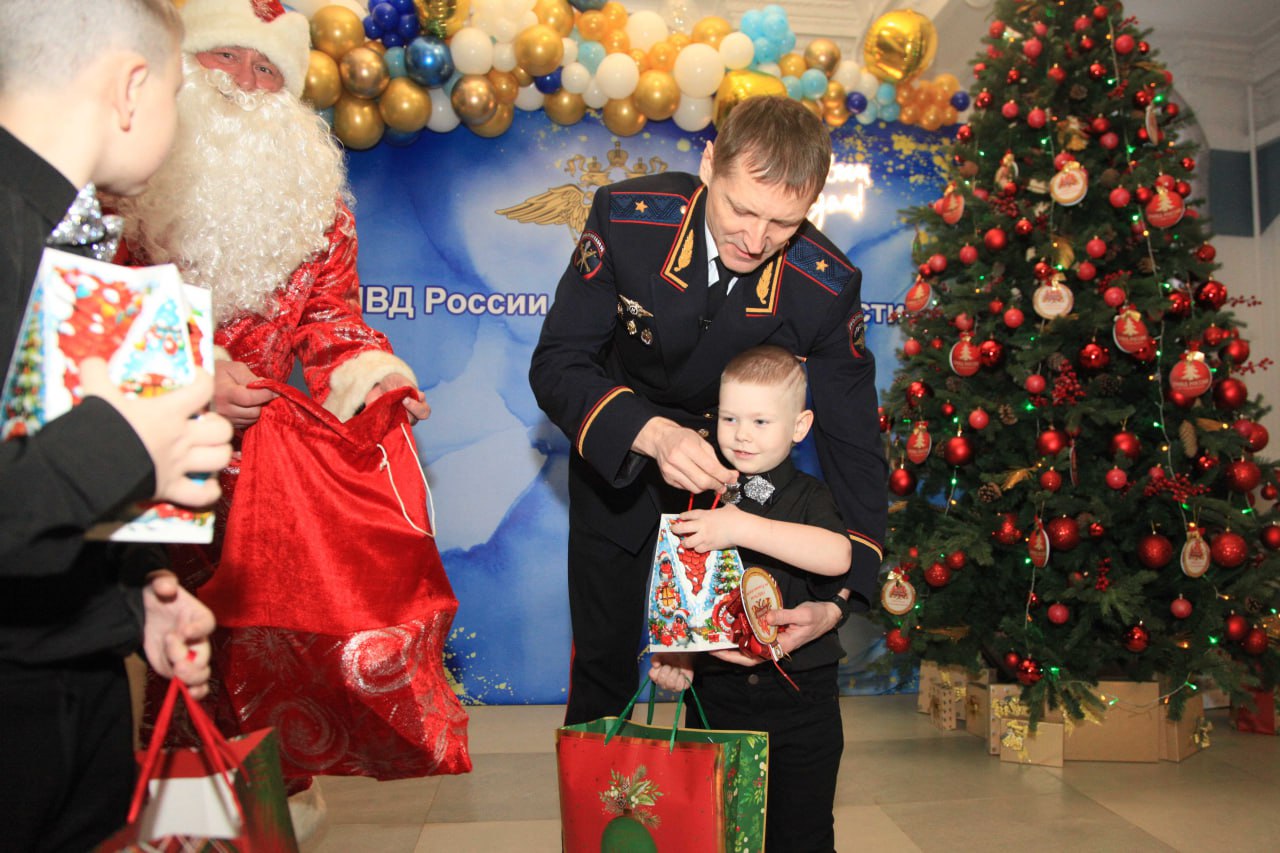В преддверии Нового года начальник УМВД Андрей Даценко и руководство Управления приняли участие во Всероссийской благотворительной акции «Ёлка желаний» В преддверии Нового года начальник УМВД Андрей Даценко и руководство Управления приняли участие во Всероссийской благотворительной акции «Ёлка желаний»