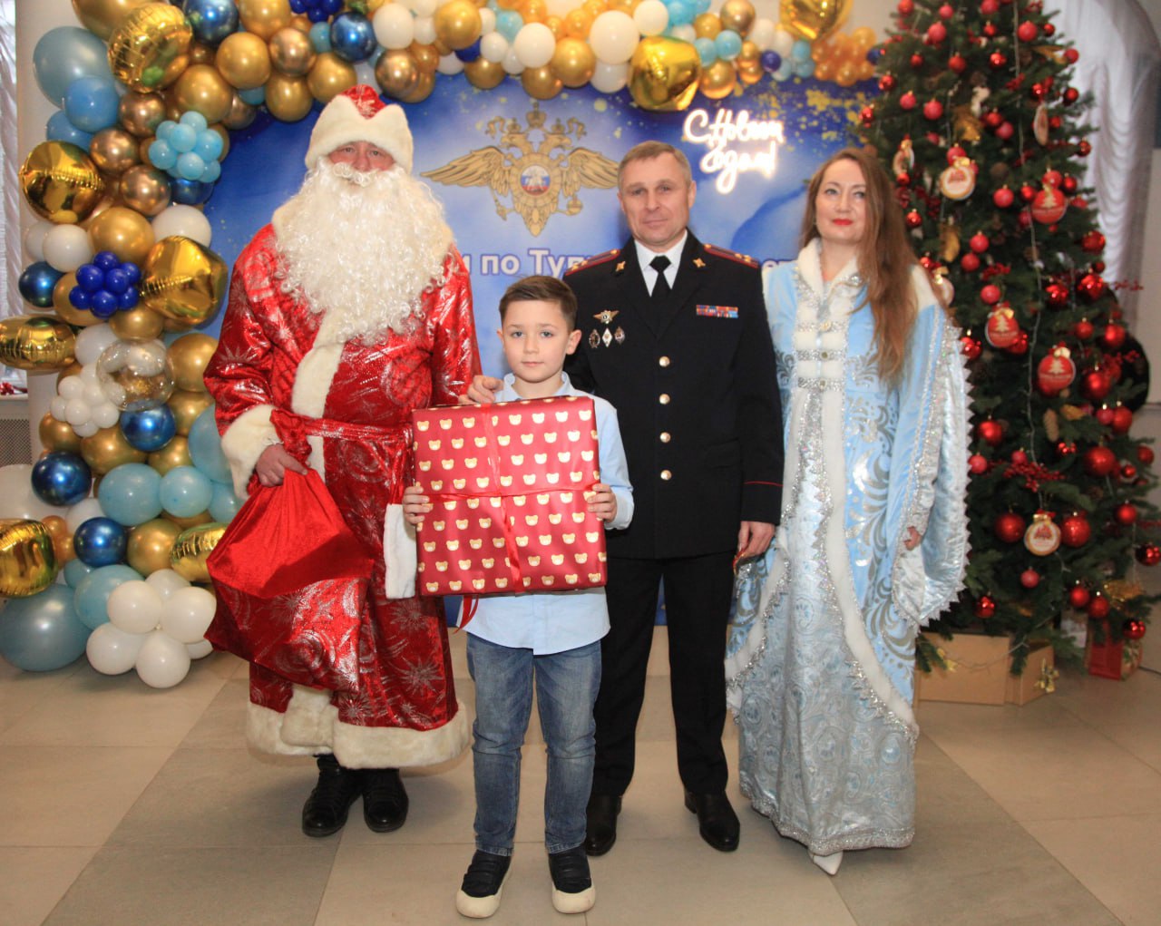 В преддверии Нового года начальник УМВД Андрей Даценко и руководство Управления приняли участие во Всероссийской благотворительной акции «Ёлка желаний» В преддверии Нового года начальник УМВД Андрей Даценко и руководство Управления приняли участие во Всероссийской благотворительной акции «Ёлка желаний»