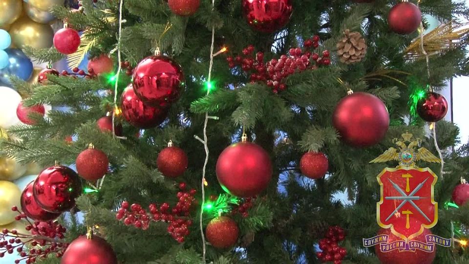 В преддверии Нового года начальник УМВД Андрей Даценко и руководство Управления приняли участие во Всероссийской благотворительной акции «Ёлка желаний»