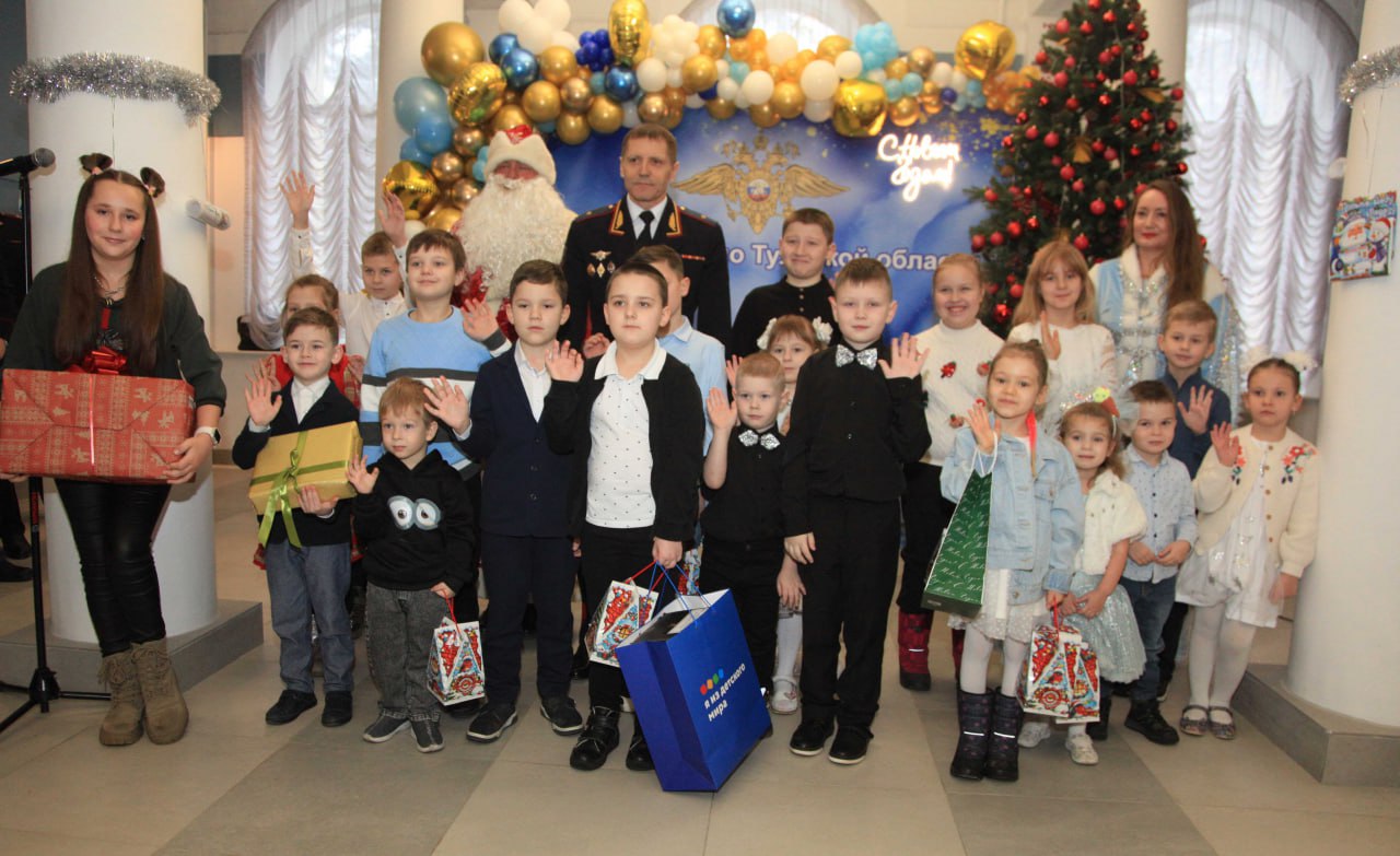 В преддверии Нового года начальник УМВД Андрей Даценко и руководство Управления приняли участие во Всероссийской благотворительной акции «Ёлка желаний» В преддверии Нового года начальник УМВД Андрей Даценко и руководство Управления приняли участие во Всероссийской благотворительной акции «Ёлка желаний»