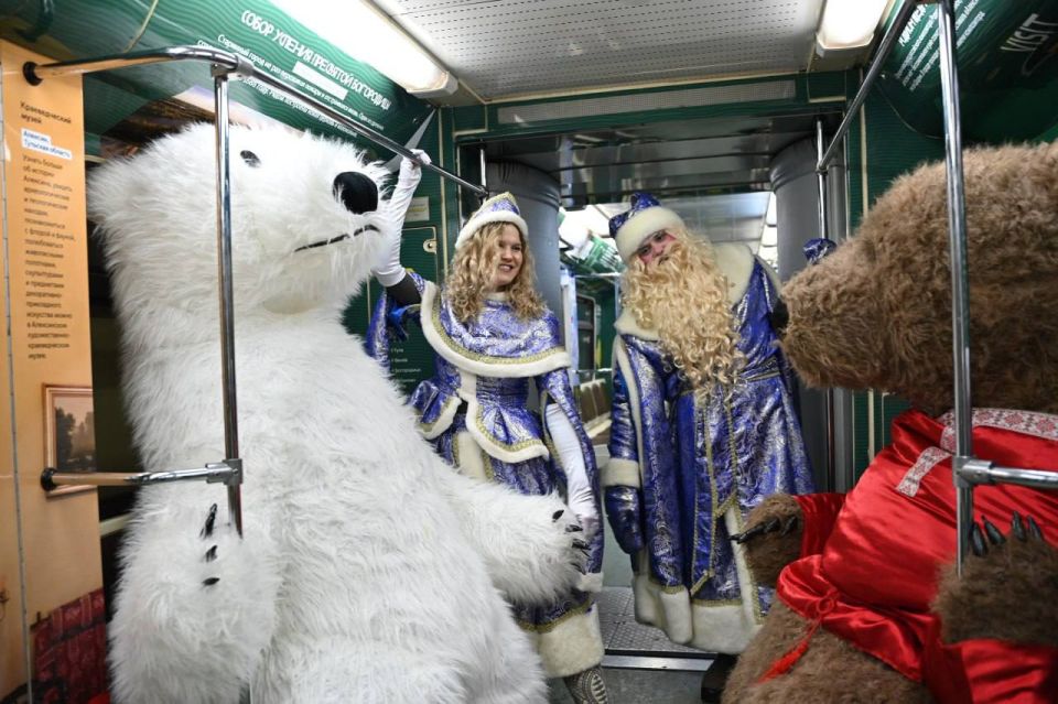 Дмитрий Миляев: Сегодня пассажиров Московского метрополитена с наступающим Новым годом поздравили тульские Дед Мороз и Снегурочка