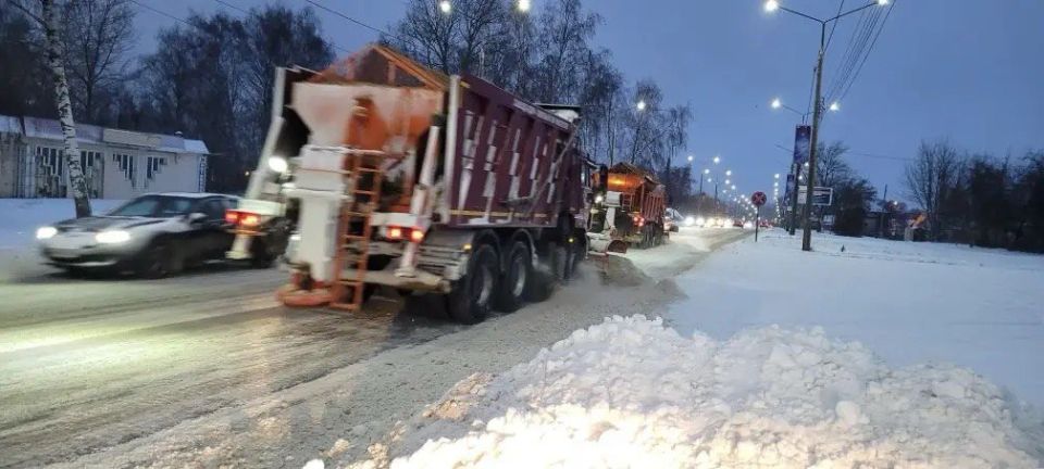 Дорожные службы Новомосковска ликвидируют последствия снегопада
