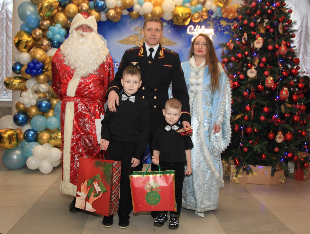В преддверии Нового года начальник УМВД Андрей Даценко и руководство Управления приняли участие во Всероссийской благотворительной акции «Ёлка желаний» В преддверии Нового года начальник УМВД Андрей Даценко и руководство Управления приняли участие во Всероссийской благотворительной акции «Ёлка желаний»