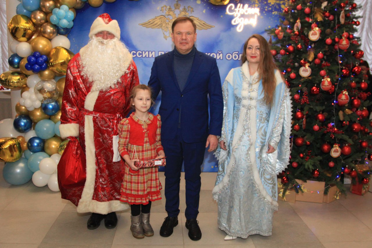 В преддверии Нового года начальник УМВД Андрей Даценко и руководство Управления приняли участие во Всероссийской благотворительной акции «Ёлка желаний» В преддверии Нового года начальник УМВД Андрей Даценко и руководство Управления приняли участие во Всероссийской благотворительной акции «Ёлка желаний»