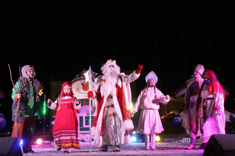 В Новомосковске открыли главную городскую елку