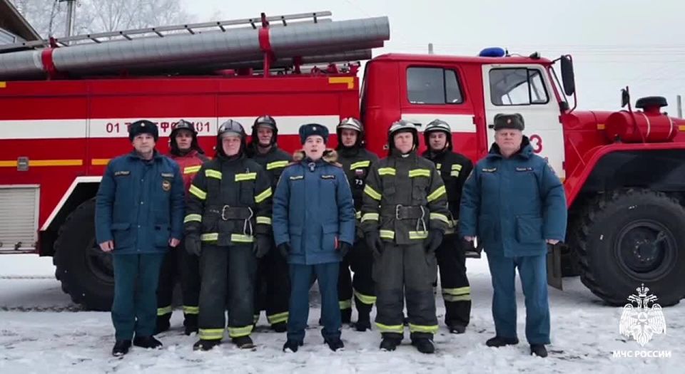 С праздником поздравили коллег сувороские спасатели