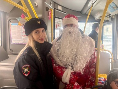 В рамках акции "Улыбка на пути к Новому году" по улицам оружейной столицы проехал новогодний автобус