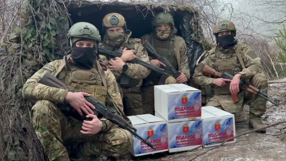 Дмитрий Миляев: Посмотрите, как наши бойцы передают новогодние подарки своим боевым товарищам, прямо там, где сейчас проходит линия фронта