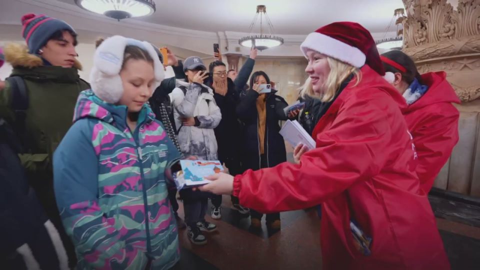 Дмитрий Миляев: Пассажиров Московского метрополитена с наступающим Новым годом поздравили тульские Дед Мороз и Снегурочка