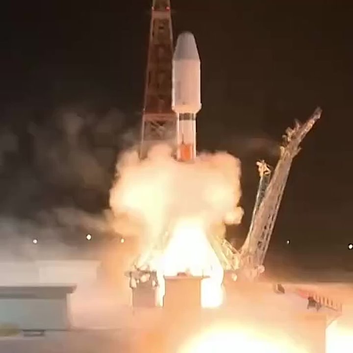 Ракета "Союз-2.1б" с аппаратами "Аист-2Т" и иными спутниками различного назначения стартовала с космодрома Восточный, сообщили в Роскосмосе